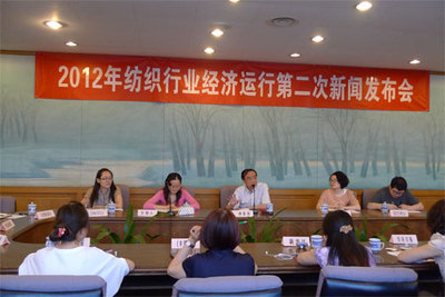 1-4月全國限額以上企業(yè)服裝鞋帽、針紡織品零售額同比增長15.6%，消費市場穩(wěn)步復(fù)蘇